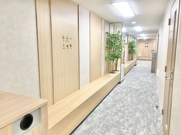 【PARM-CITY131貸会議室　Room5C】2024年4月リニューアル！5階共用廊下｜会議や面接待ちに便利なベンチを設けました - PARM-CITY131貸会議室 仙台｜PARM-CITY131貸会議室　Room5C｜最大31名のその他の写真