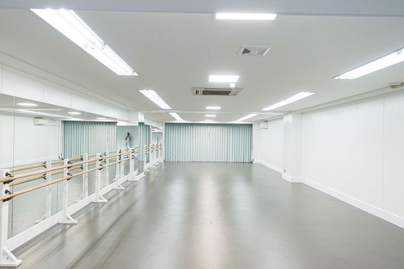 リノリウム床、壁一面鏡、バレエバー完備 - 千壽プロダクション リノリウム床☆大型貸ダンススタジオの室内の写真