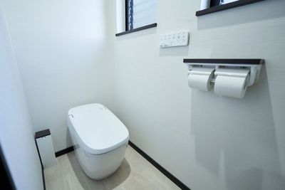 便座に触らず開閉が可能な、ノータッチトイレ - オフィスネスト麻布十番 201号室の設備の写真