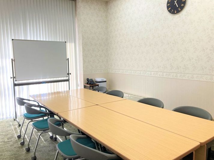 長机4　椅子8（椅子は追加貸し出し可）ホワイトボードをご用意しております - 東横INN姫路駅新幹線南口 会議室の室内の写真