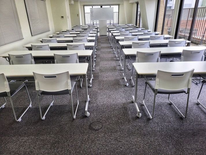 うめきた会議室502号室（適正30名） - 共栄実業(株)　エイトビル