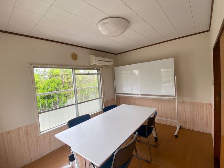 ホワイトボードが常設されており、学習やミーティングにも最適 - 磯辺１丁目レンタル＆シェアスペース ２Fパークサイドルーム（A館）の室内の写真