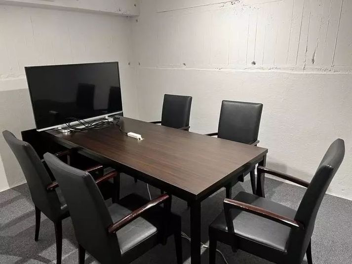 モニタ付会議室。6人程度まで。Wi-Fi完備 - ワーカーズリビング三島クロケット ワーカーズリビング三島クロケット　会議室の室内の写真