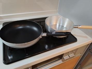 28センチのフライパン、雪平鍋 - SUNPARK HOUSE TERADACHOの設備の写真