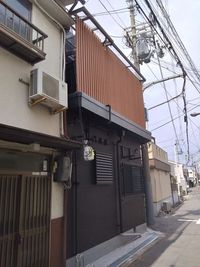 黒い壁と２階の木枠が目印です - SUNPARK HOUSE TERADACHOの外観の写真