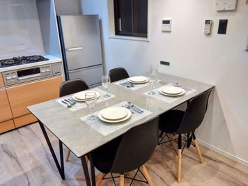 ３口コンロ、大型冷蔵庫（ホールケーキも入ります！） - SUNPARK HOUSE TERADACHOの設備の写真