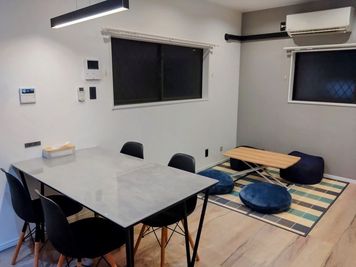 ８人までの人数でゆったり過ごせます - SUNPARK HOUSE TERADACHOの室内の写真