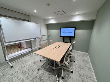 【対面形式で4名着席可能】 - TIME SHARING 日本橋蛎殻町東急ビル Meeting Room Aの室内の写真