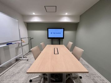 【モニターは、スペース内にある無料備品のHDMIケーブルとお手持ちのPCを接続するだけで簡単に投影が出来ます】 - TIME SHARING 日本橋蛎殻町東急ビル Meeting Room Aの室内の写真