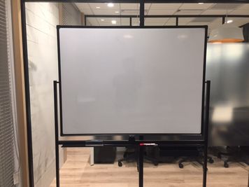 fabbit大阪本町 ミーティングルームの設備の写真