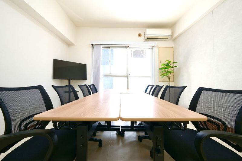 2人掛けの会議室テーブルが4つキャスター付きチェアが8つございます。 - スマイリー会議室　名古屋駅前の室内の写真