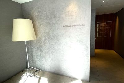 エントランスを入ると大きなシェードランプがお出迎え - 【新大阪】セミナーや研修に◎貸会議室・レンタルスペースCota 【徒歩4分】会議や研修に使えるおしゃれなオフィスビルの多目的空間の入口の写真