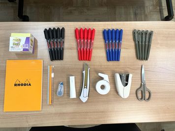 使いやすさ×おしゃれさで選び抜いたこだわりの文房具（ボールペン5本・水性ペン3色×5本・はさみ・ホッチキス・テープ・カッターナイフ・のり・修正テープ・定規など） - 【新大阪】セミナーや研修に◎貸会議室・レンタルスペースCota 【徒歩4分】会議や研修に使えるおしゃれなオフィスビルの多目的空間の設備の写真