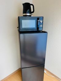 冷蔵庫、電子レンジ、ケトルのご用意がございます。 - シエスタ烏丸 〈シエスタ烏丸〉【11名～20名様専用】の室内の写真