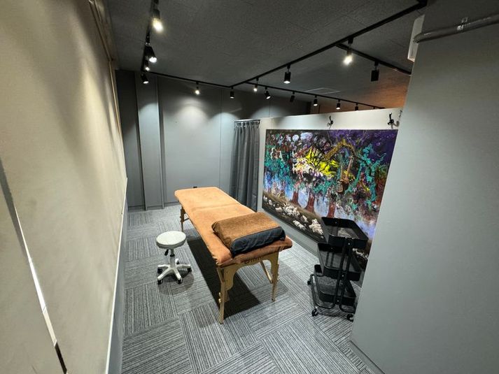 レンタルサロンに最適！エステベッド（無償）設備あり - レンタルスペース　FIGO sakai