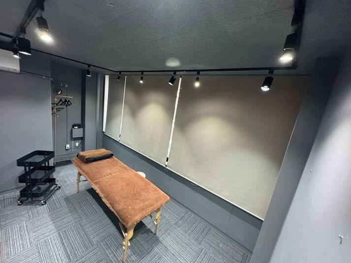 レンタルサロンに最適！エステベッド（無償）設備あり - レンタルスペース　FIGO sakai