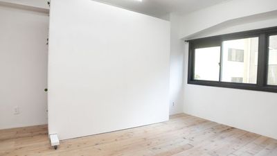 【移動壁】裏面は白壁（幅：220cm、高さ205cm） - 自然光スタジオ サモスタ恵比寿２号店の室内の写真