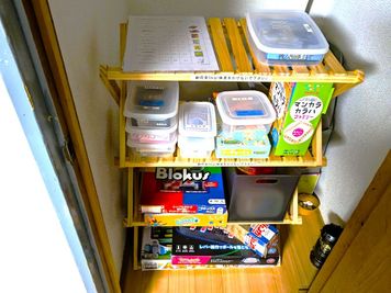 ボードゲームは、ご覧のように納戸に設置しております。ぜひご利用下さい。 - ドルチェ神戸元町 🌈おうち映画館🚉元町駅徒歩３分🚀日常を彩る快適空間🌃の設備の写真