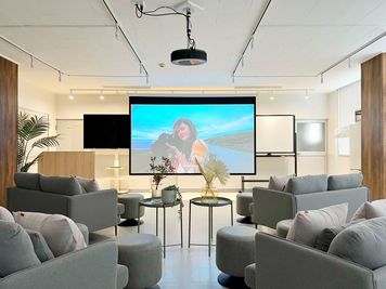 非日常を映し出す、大画面シアター空間。
上映会・懇親会・ウェディングムービーの投影にも最適です。 - 【Good Space神田駅前】 アクセス良好｜24h｜地域最大級｜ゴミ回収有り🗑️[26]の室内の写真