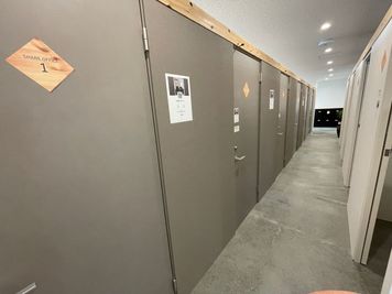 いいオフィス燕三条 by イチコン 完全個室 ⑥ エアコン完備  21インチモニター付き の室内の写真