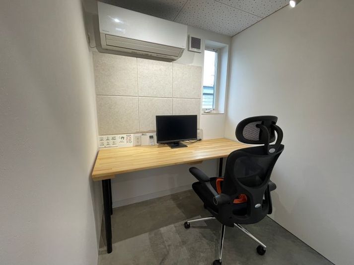 いいオフィス燕三条 by イチコン 完全個室 ⑥ エアコン完備  21インチモニター付き の室内の写真
