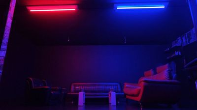 ※赤青蛍光灯は別料金になります。 - Studio-Hatena 京橋店 撮影スタジオ、音楽スタジオ、映画館様々な用途に変化するスペースの室内の写真