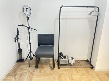 備品はすべて無料でご利用可能（ハンガーラック・延長コード・ノンアルコール除菌スプレー、予備イス・リングライト・掃除機） - 【新大阪】セミナーや研修に◎貸会議室・レンタルスペースCota 【徒歩4分】会議や研修に使えるおしゃれなオフィスビルの多目的空間の設備の写真