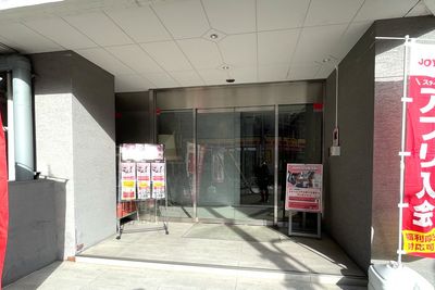 ビルのエントランス/新大阪駅・西中島南方駅からも分かりやすいアクセス
※JOY FIT24が入ったビル/目の前にコンビニあり - 【新大阪】セミナーや研修に◎貸会議室・レンタルスペースCota 【徒歩4分】会議や研修に使えるおしゃれなオフィスビルの多目的空間の外観の写真