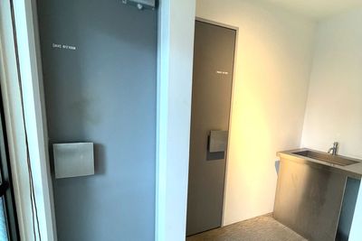 トイレは男女別で通路を挟んでスペースの反対側にあるので、落ち着いてご利用頂けます。 - レンタルスペースCota 【新大阪・西中島南方】おしゃれなオフィスビルの貸会議室のその他の写真