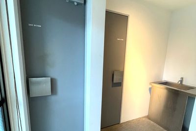 トイレは男女別で通路を挟んでスペースの反対側にあるので、落ち着いてご利用頂けます。 - 【新大阪】セミナーや研修に◎貸会議室・レンタルスペースCota 【徒歩4分】会議や研修に使えるおしゃれなオフィスビルの多目的空間のその他の写真