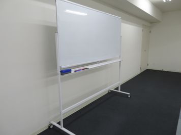 ホワイトボード1台
※奥の収納スペースに収納しています。 - PSPO　Cafe&Event 会議室、イベントルームの設備の写真