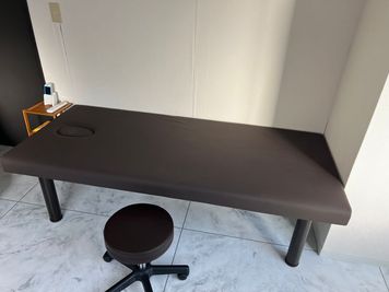 マッサージ台、マッサージ用椅子 - [おしゃれで快適!!]レンタルサロン、酸素カプセルーム！！ マッサージ台、酸素カプセルのあるレンタルサロンの室内の写真