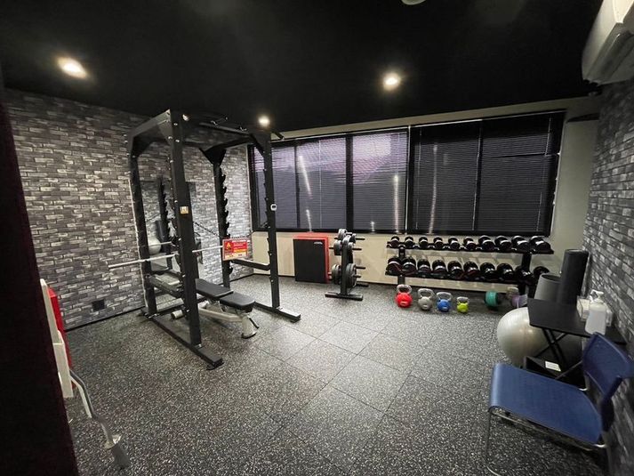 【個室ジム】フリーウェイトが豊富♪ハコジム布施店ルーム2 - ハコジム布施店