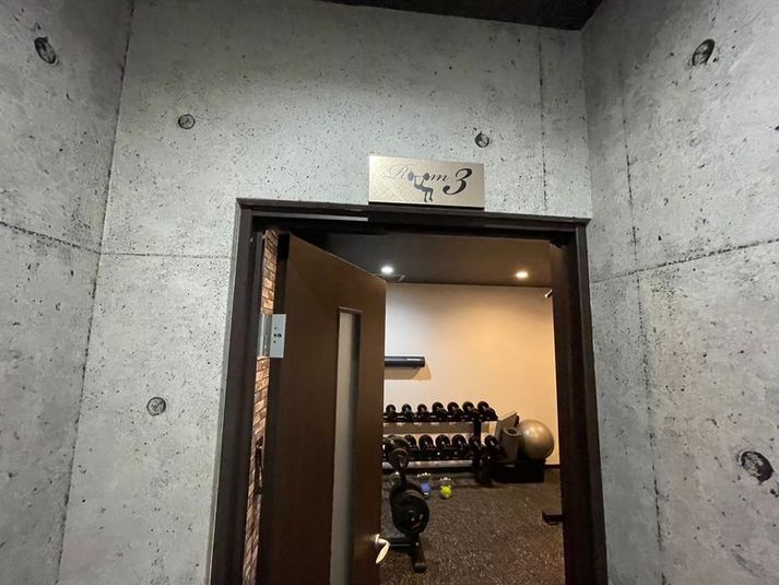 【個室ジム】フリーウェイトが豊富♪ハコジム都島店ルーム3 - ハコジム都島店