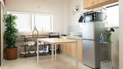 137Lのたっぷり収容冷蔵・冷凍庫、電子レンジも完備。全て無料でご使用頂けます。 - 【FINDIA柏】 【フィンディア柏】広々キッチン完備、お子様歓迎◎の室内の写真