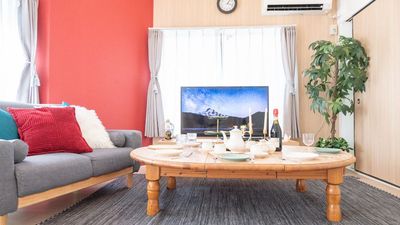 大きな丸いセンターテーブル。みんなでテーブルを囲うと会話も楽しくはずみます。 - 【FINDIA柏】 【フィンディア柏】広々キッチン完備、お子様歓迎◎の室内の写真