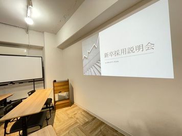 司会台もご用意。
幅50㎝、奥行35㎝、高さ95㎝、アジャスター付き。
重さ13.86kgとやや重いですが、女性でも移動できる重さです。 - 【新大阪】セミナーや研修に◎貸会議室・レンタルスペースCota 【徒歩4分】会議や研修に使えるおしゃれなオフィスビルの多目的空間の室内の写真