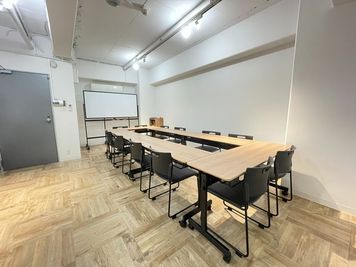 会議形式_I型_広め（着席12名）
間をあけたレイアウト。対面の距離が気になる場合にはこちらのレイアウトがオススメ。 - 【新大阪】セミナーや研修に◎貸会議室・レンタルスペースCota 【徒歩4分】会議や研修に使えるおしゃれなオフィスビルの多目的空間の室内の写真