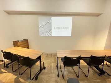 プロジェクター投影（正面） - 【新大阪】セミナーや研修に◎貸会議室・レンタルスペースCota 【徒歩4分】会議や研修に使えるおしゃれなオフィスビルの多目的空間の室内の写真