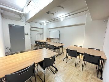 ワークショップ形式（着席4名×4テーブル）
グループに分かれて作業をする場合にオススメのレイアウト。 - 【新大阪】セミナーや研修に◎貸会議室・レンタルスペースCota 【徒歩4分】会議や研修に使えるおしゃれなオフィスビルの多目的空間の室内の写真