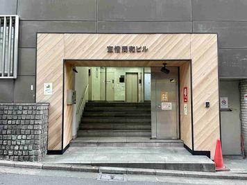【建物沿い、右手側に正面入口があります】 - TIME SHARING新宿 9Bの入口の写真