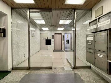 【正面入口から入ってすぐ目の前にエレベーターがあります。９階までお上がりください】 - TIME SHARING新宿 9Bの入口の写真