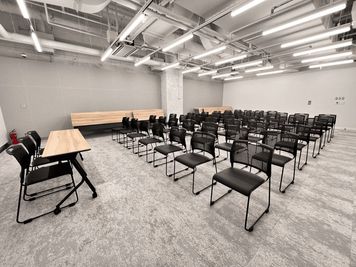 シアター形式のレイアウトをご希望の場合はシアターレイアウト変更費用が発生致します。 - 名古屋会議室 広小路本町ビルディング ホール&カンファレンス ＼早割室料10%オフ／RoomA【当日予約OK】の室内の写真