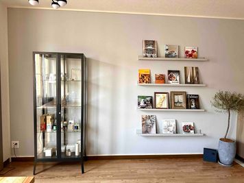 写真を撮るにもピッタリな小物もあります。 - レンタルスタジオby S&C たまプラーザにあるパリのアパルトマンのようなレンタルスペースの室内の写真