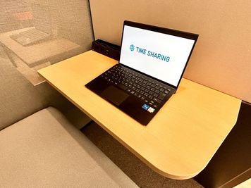 【ブース内の机はPC作業にちょうど良いコンパクトサイズです】 - TIME SHARING 勝どき 晴海トリトン X棟 Work Booth Ⅱの室内の写真