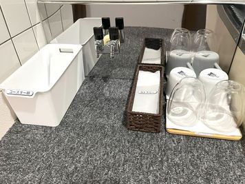 カトラリー類をご用意しておりますのでご自由に使用ください - GNワークスペース 小山駅 ＧＮワークスペース 小山駅の室内の写真