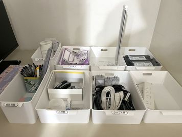コード類や文房具類がまとまって置いてあります。必要なものが揃っておりますのでご自由に使用ください - GNワークスペース 小山駅 ＧＮワークスペース 小山駅の室内の写真