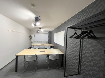 シンプルな執務空間でゆったりと使用できます - GNワークスペース 小山駅 ＧＮワークスペース 小山駅の室内の写真