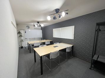 照明の照度や色温度を変更可能なため様々なシーンに対応できます - GNワークスペース 小山駅 ＧＮワークスペース 小山駅の室内の写真