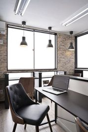 こちらのお席を、1席ごとに区切ってご利用いただいております。 - 田無コワーキングスペースOK西東京（オープンスペース） 田無コワーキングスペースOK西東京-オープンスペース【A/B】の室内の写真